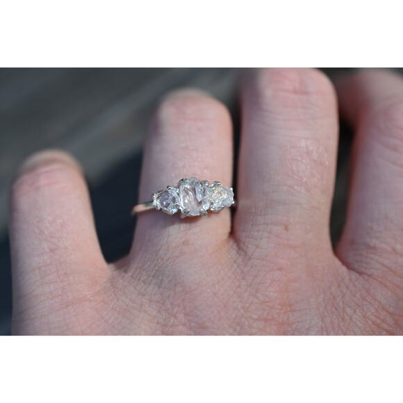 alternative raw diamond engagement rings, raw crystal ring, round or oval cut - Picture 2 of 3